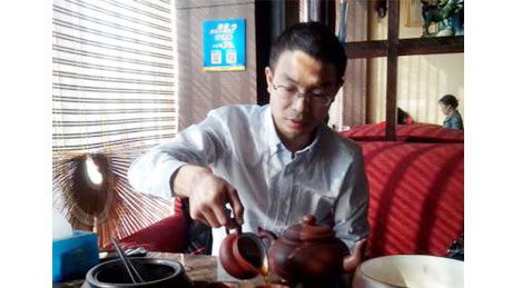 高川--湖南农大动物营养硕士
现任：饲料技术经理，，，，，进入资源大家庭，，，，，得到很多老师的帮助，，，，，也更加清楚了自己的位置和方向。。。。。。以前人生的种种经历，，，，，在此时才发现它的价值。。。。。。